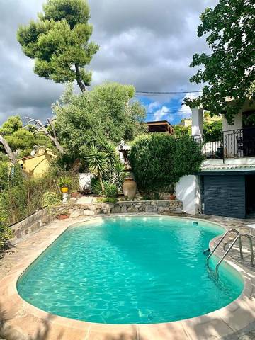 Cottage pour 6 personnes, avec jardin ainsi que vue et piscine, adapté aux familles à Tourrette-Levens