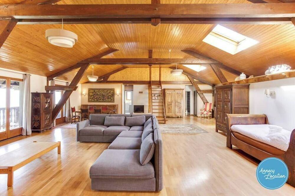 Appartement entier, Bergerie : Appartement Loft vue Lac et Montagnes in Talloires-Montmin, Région d'Annecy