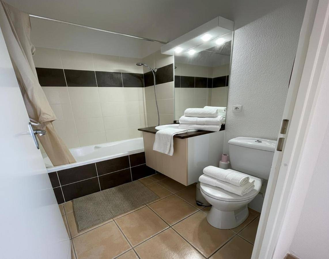 Appartement entier, Appart 3 ou 4 personnes pro&confort - 2 parkings - Espace Carat in L'Isle-d'Espagnac, Charente