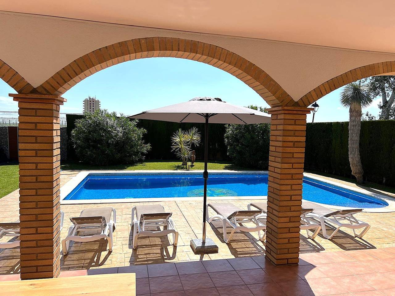 Stilvolle Villa mit privatem Pool in der Bucht von Roses in Sant Pere Pescador, Oberampurien