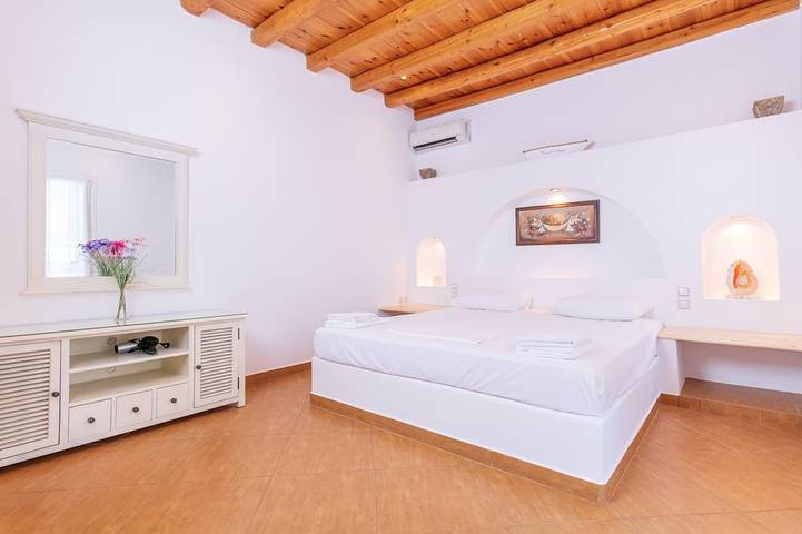 Villa dans un endroit calme avec vue sur le port de pêche, à quelques mètres de la plage de sable in Antiparos