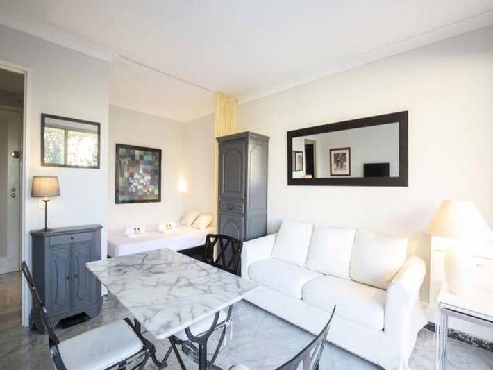 Gîte pour 3 personnes, avec terrasse et piscine, adapté aux familles dans Plage de la Salis - 2