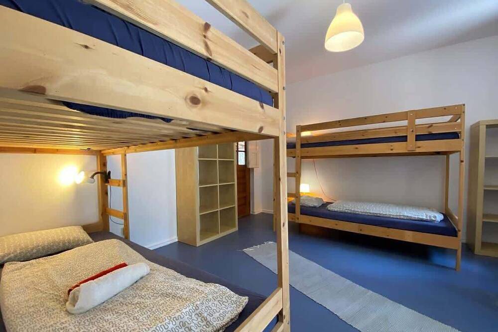 Quarto Azul with 2 bunk beds and a bathroom with shower in Lourinhã, Lisbon District