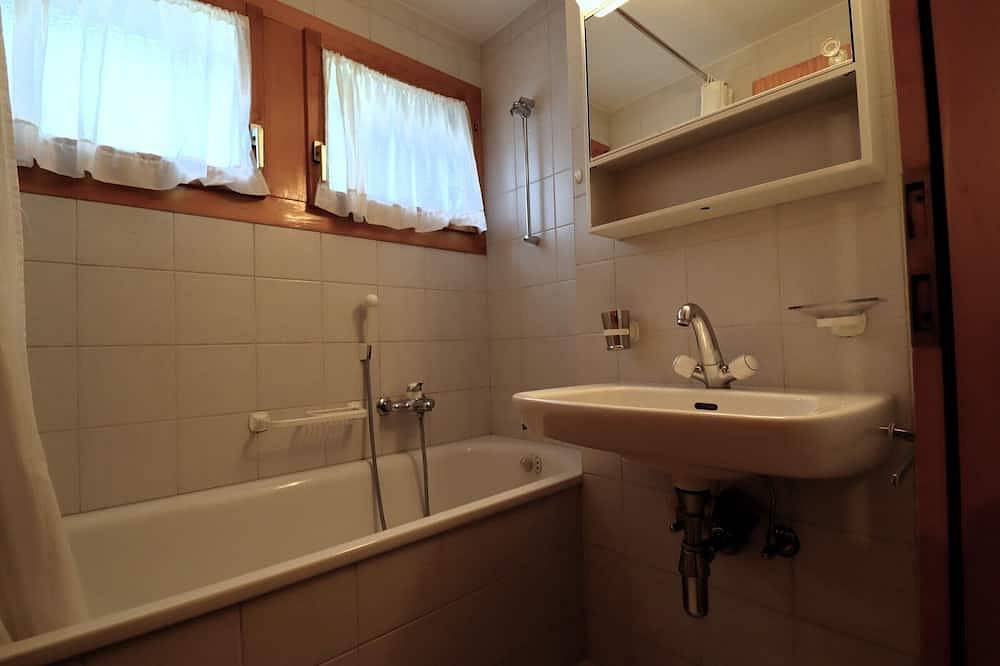 Ganze Wohnung, Aussen : Wohnung im unteren Erdgeschoss eines Gebäudes, für 4 Personen in der Nähe des Hotels/Restau in Saint Luc, Anniviers