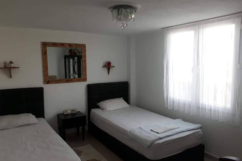 Ganze Wohnung, Ailecek tatil yapabileceğiniz Çeşme merkezde denize bahçeli daire. in Cesme, Provinz Izmir