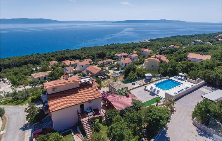 Ganze Ferienwohnung, Gemütliches Apartment mit Pool und Terrasse, 1,5 km zum Strand in Raša, Ostküste Istrien