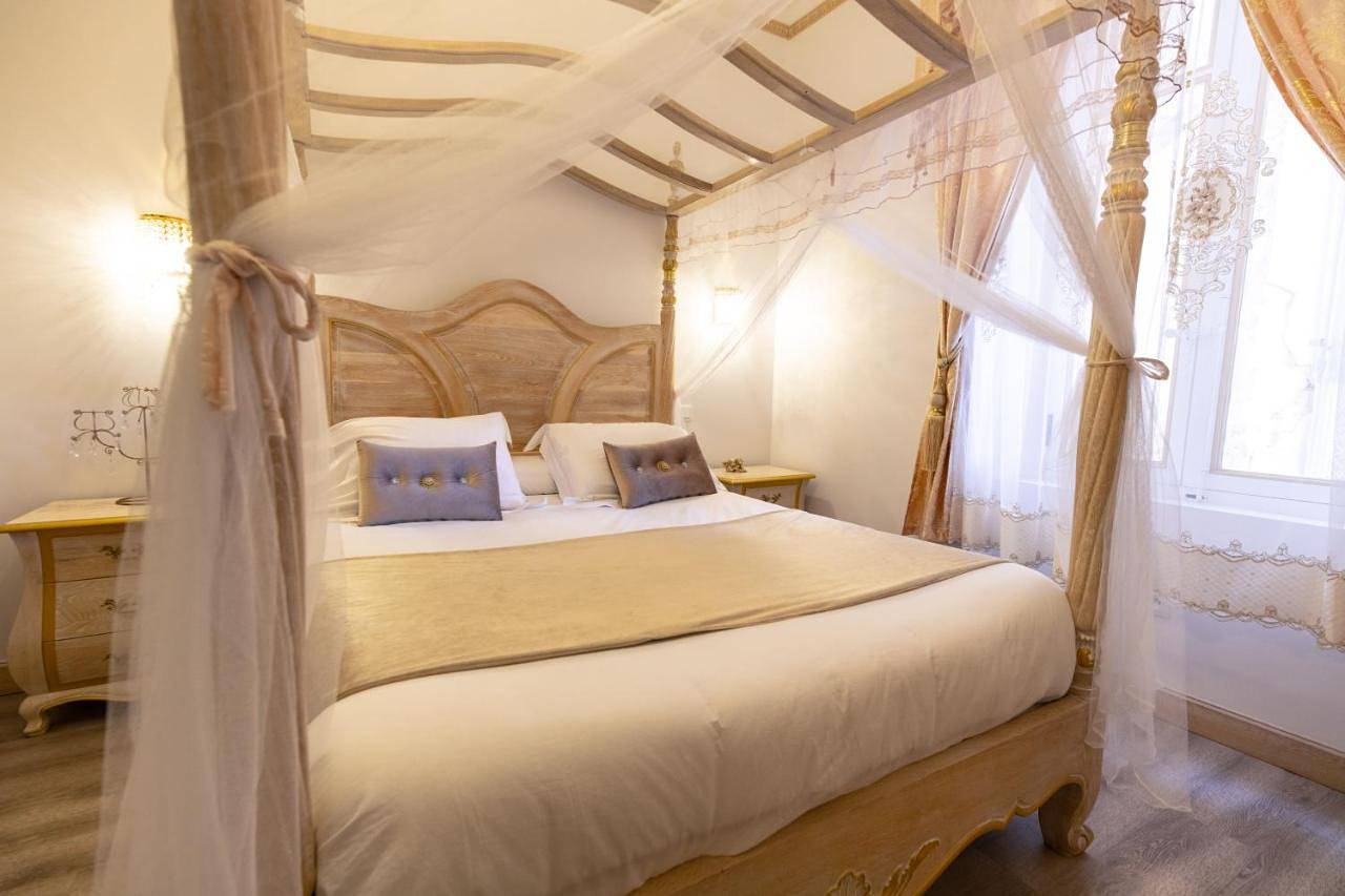 Chambre a Baldaquin Maison de L'Église Du couvent in Narbonne, Côte méditerranéenne (France)