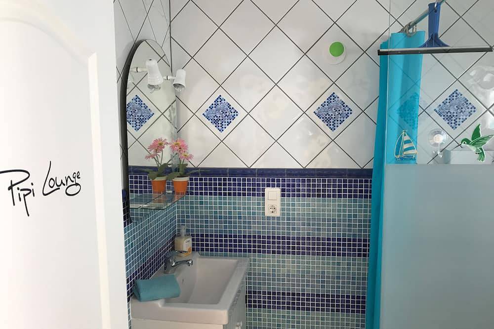 Beautiful apartment 98 sqm with sea view 2 bedrooms, balcony + terrace, pool, free wifi in Arona, South Tenerife