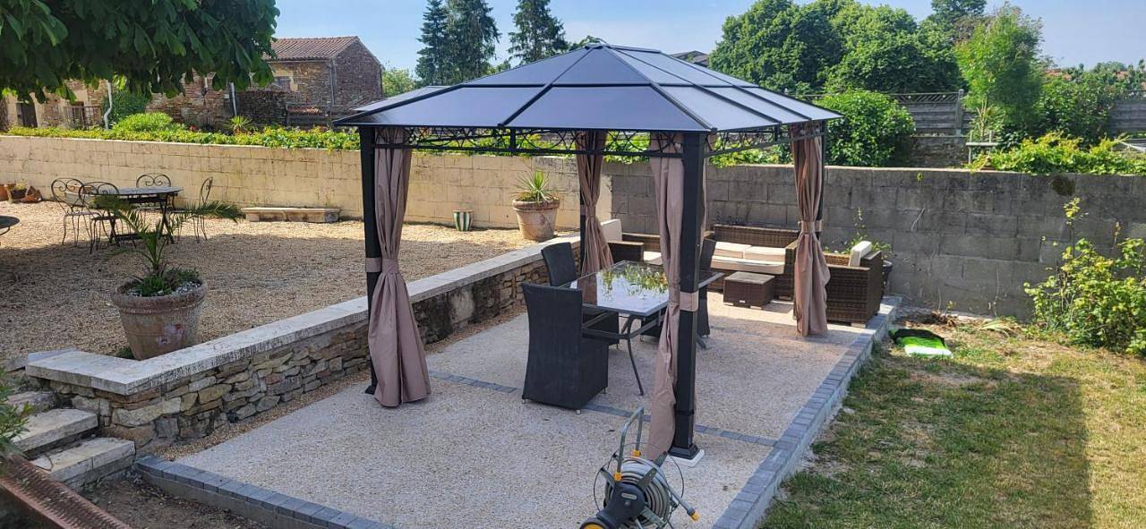 Courtyard cosy cottage in Bazoges-en-Pareds, Fontenay-le-Comte