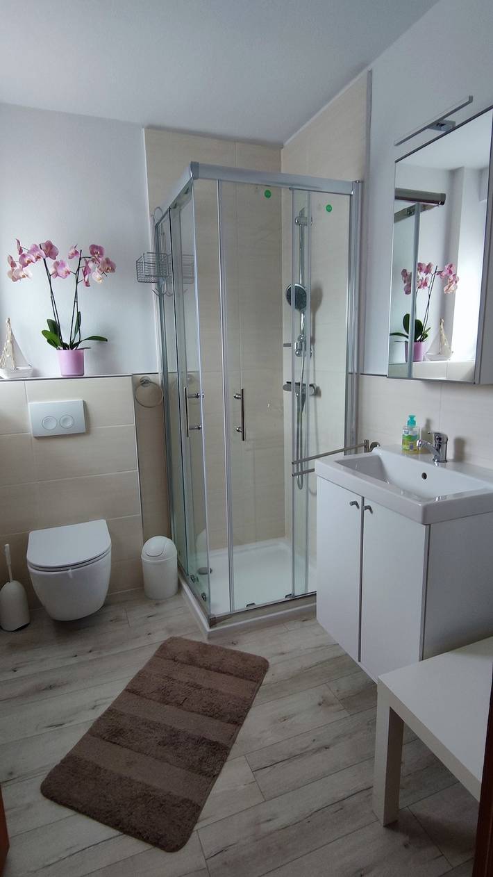 Entire apartment, Holiday Apartment 'Uschi' with Pool, Shared Garden and Wi-Fi in Welschneudorf, Lahn-Taunus