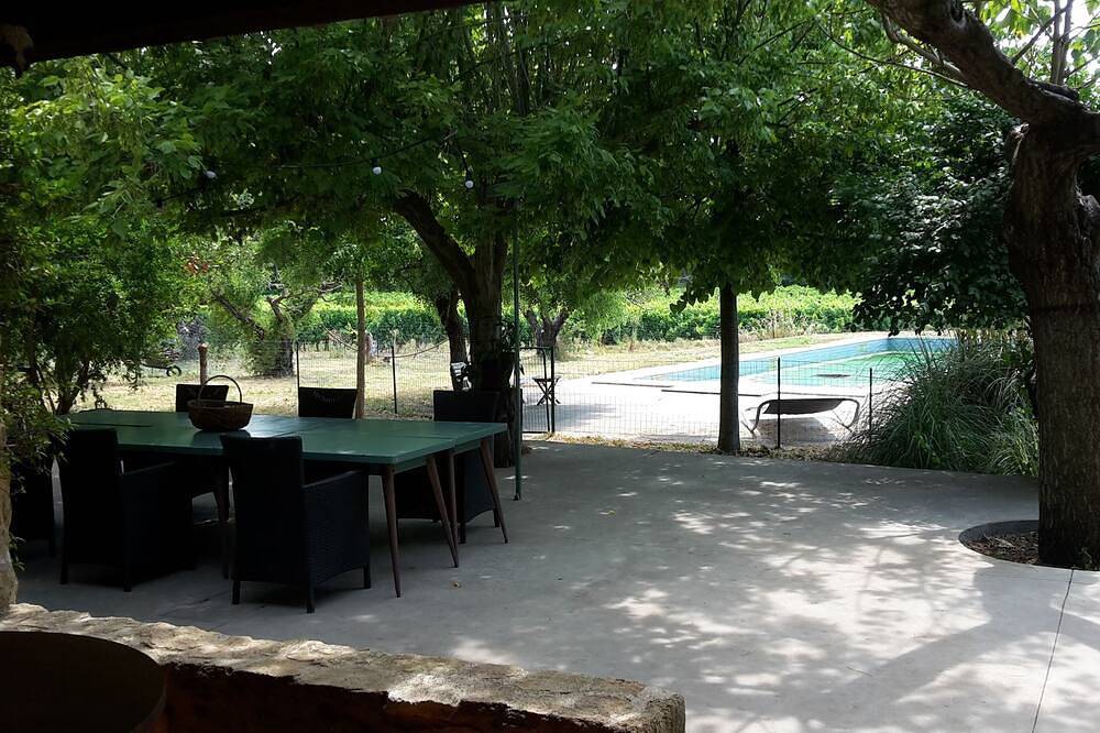 Entire family country house on 1 ha with no direct neighbors in Ansouis, Parque natural regional del Luberon