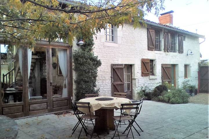 Gîte pour 8 personnes, avec jardin à Dercé