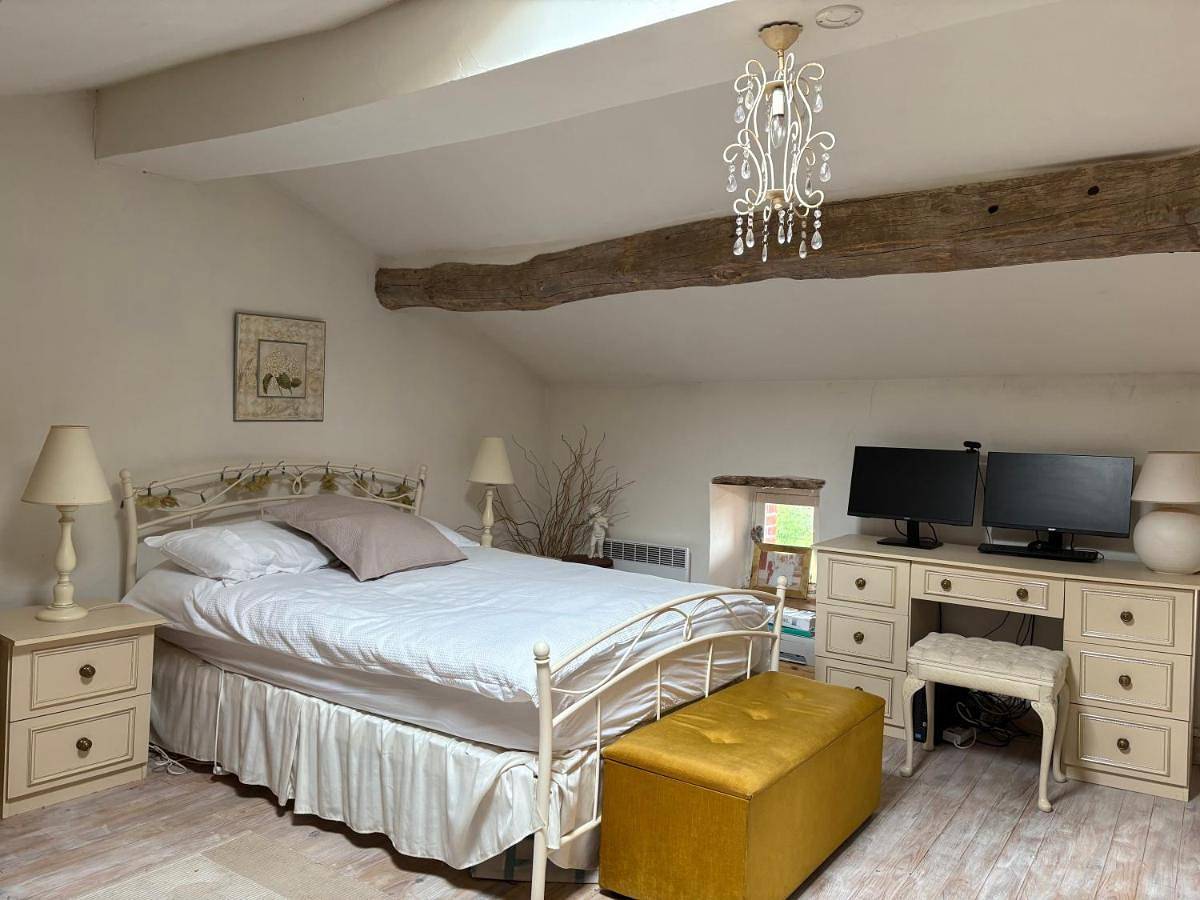Two-Bedroom House in Peyrat-de-Bellac, Région de Bellac