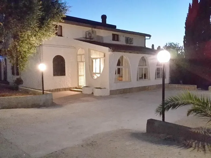 Alojamiento y desayuno para 2 personas, con vistas además de jardín y balcón - 1