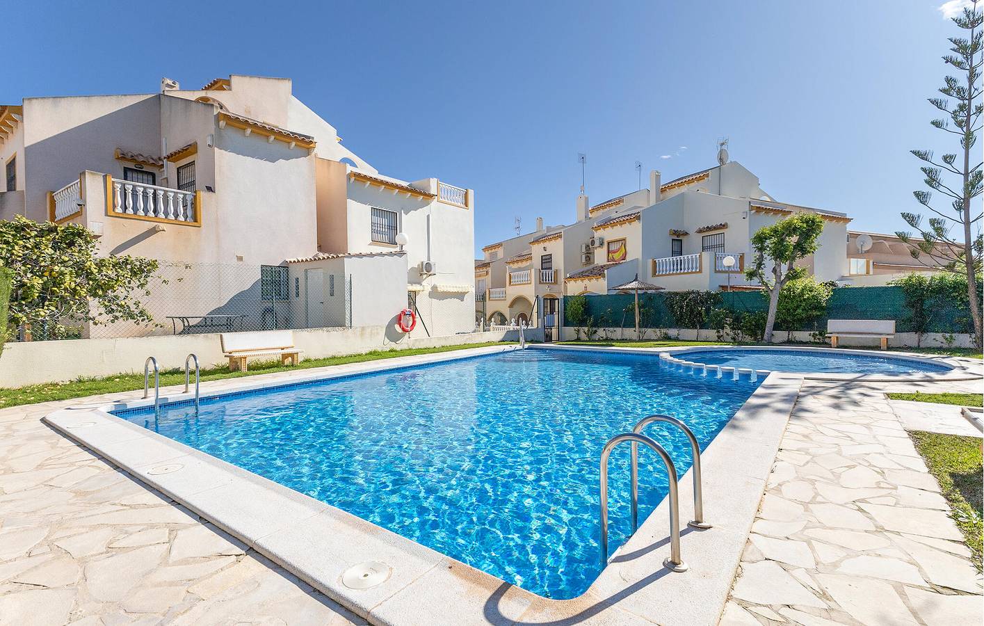 Apartamento junto a la playa con piscina y terraza, aparcamiento y aire acondicionado in Orihuela, Costa Blanca