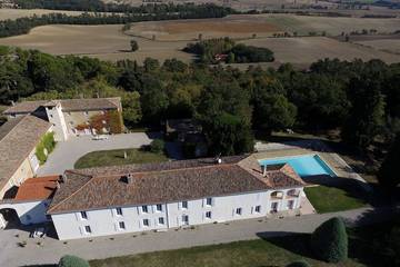 Gîte pour 7 personnes, avec piscine à Airoux