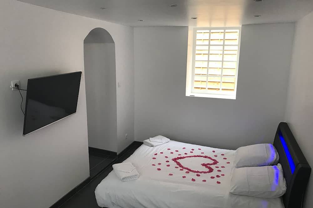Home Viault ( romantic night ) in Châtellerault, Vienne