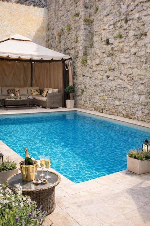 Alojamiento y desayuno para 4 personas, con vistas además de piscina y vistas al lago en Suecia