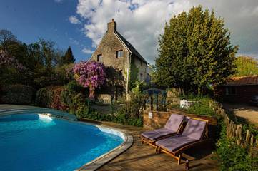 Chambre d’hôte pour 2 personnes, avec piscine ainsi que jardin et vue, adapté aux familles dans Mayenne