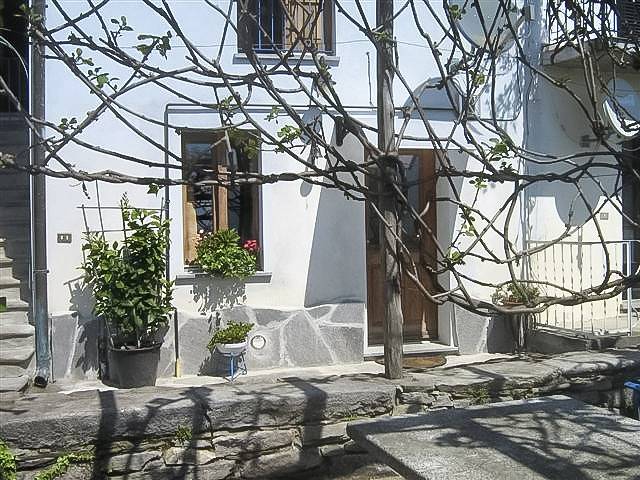 Ferienwohnung für 2 Personen, mit Ausblick und Seeblick sowie Terrasse und Garten im Piemont - 3