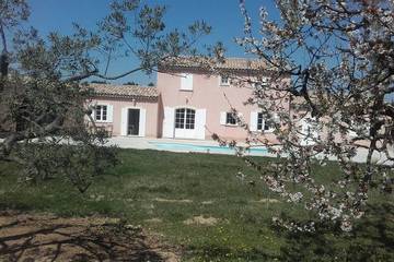 Gîte pour 7 personnes, avec jardin et terrasse à La Roque-sur-Pernes