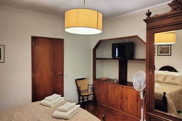 Accommodations located 1.5 km from downtown Santarém on a quiet street lined with single-family homes. in Santarém, Rio Tejo