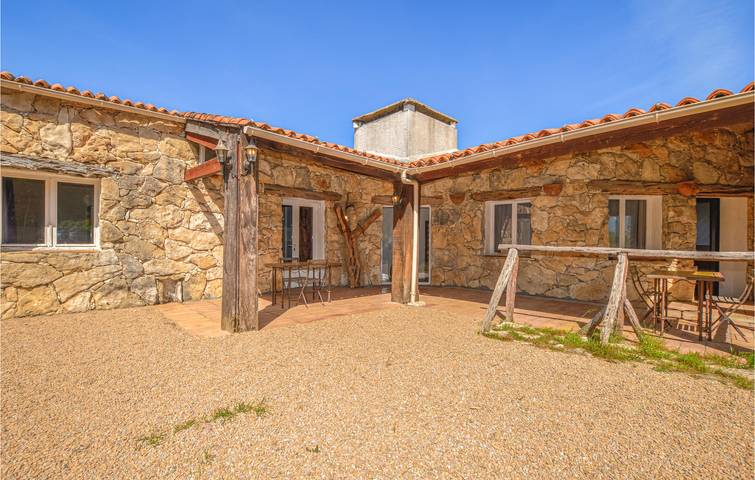 Location de vacances pour 9 personnes, avec terrasse ainsi que piscine et jardin à Figari - 3