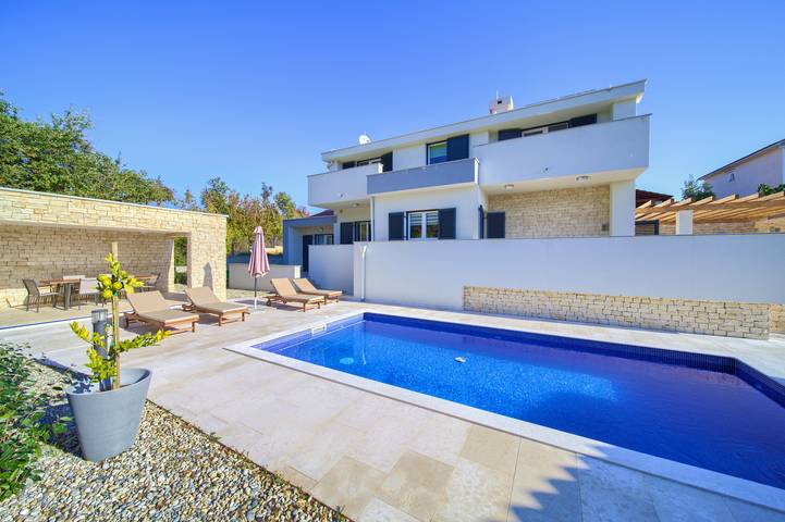 Villa pour 8 personnes, avec Balcon ainsi que Terrasse et Piscine à Vrbnik