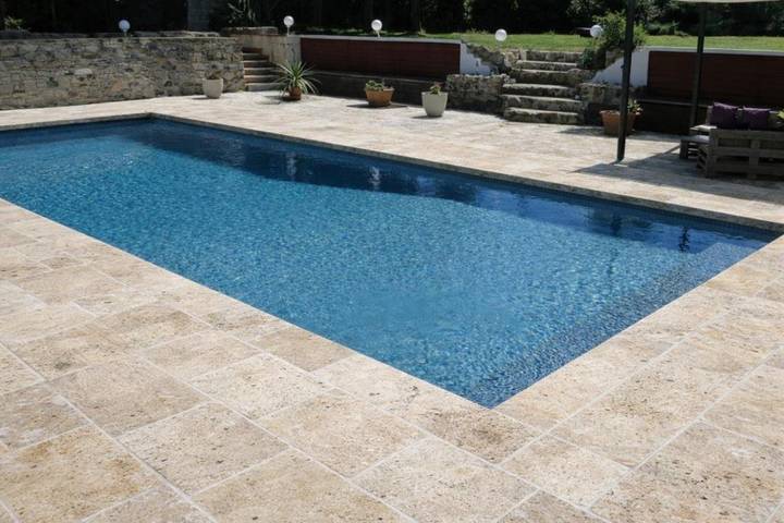 Location de vacances pour 15 personnes, avec terrasse ainsi que piscine et sauna, animaux acceptés à Retournac