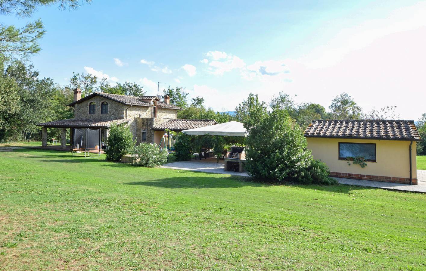Accogliente appartamento con piscina e giardino vicino alla spiaggia in Arezzo, Provincia di Arezzo