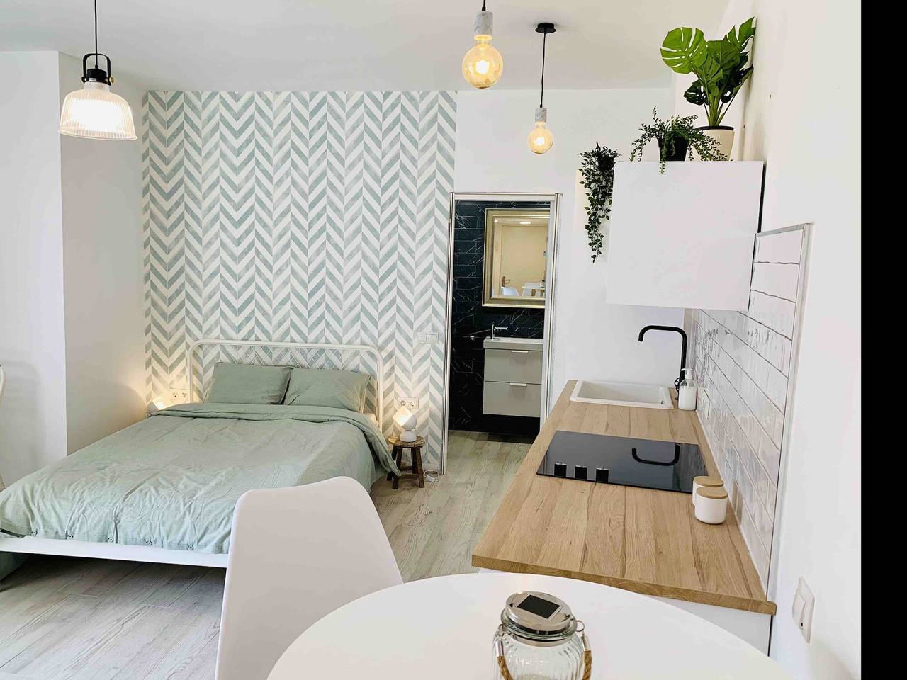 Entire studio, Begona Roof Top Apartment in Torremolinos Centre, Torremolinos