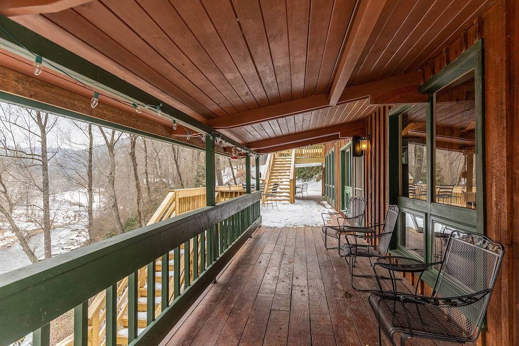 A River Mist Secluded on 6 acres of the Watauga River hot tub pet friendly in Watauga Lake