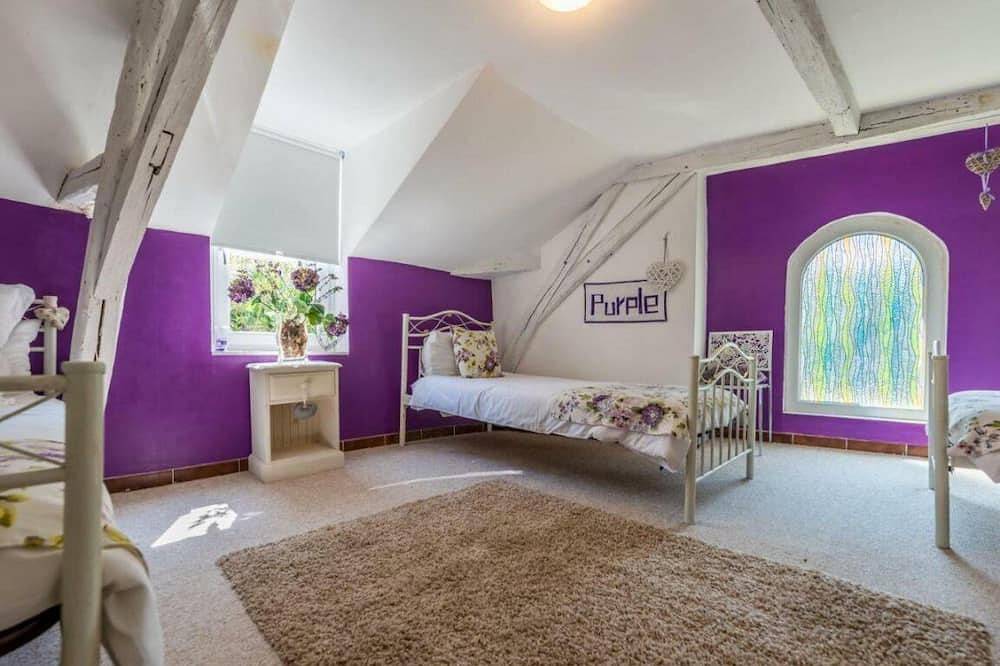 Large family room which sleeps up to 4 close to charming Mareuil en Périgord in Vieux-Mareuil, Parc naturel régional Périgord-Limousin
