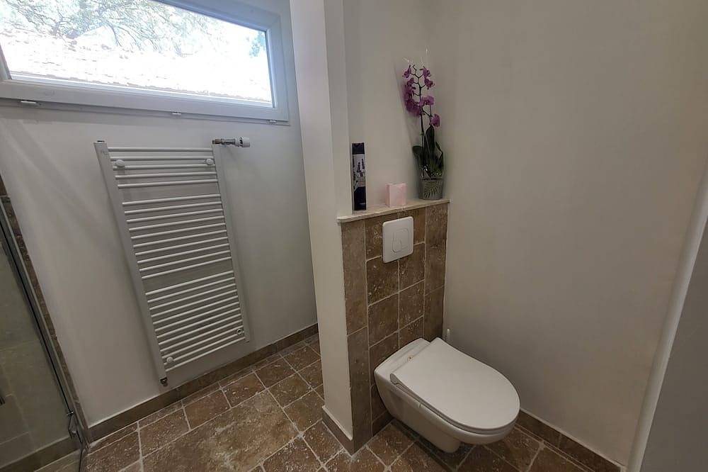 Entire apartment, Studio West Enclosed parking Ground floor Fibre in Gardanne, Aix-en-Provence region