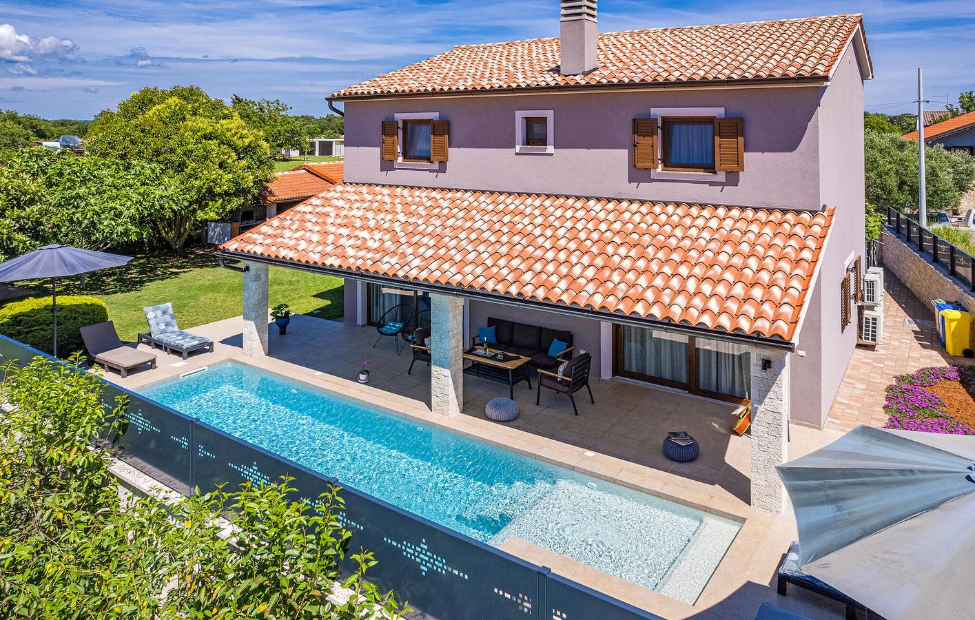 Reizende 2-Zimmer-Wohnung mit Pool, 2 km vom Stadtzentrum von Sisan entfernt in Sisan, Südküste Istrien