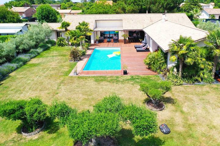 Location de vacances pour 12 personnes, avec Jacuzzi ainsi que Terrasse et Jardin à Peujard