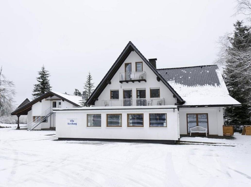 Appartement entier, Villa Nordhang - Appartement 11 avec vue sur les montagnes, balcon et Wi-Fi. in Winterberg, Arrondissement du Haut-Sauerland