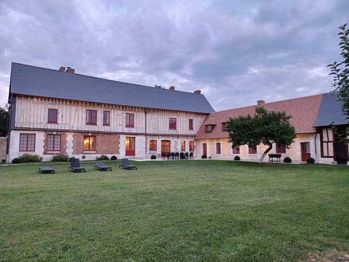 Gîte pour 12 personnes, avec Terrasse ainsi que Jardin et Vue