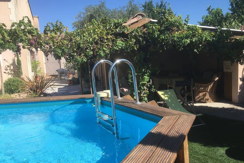 Pretty gite in Provence, swimming pool and private garden, pets welcome in Jonquerettes, Vaucluse