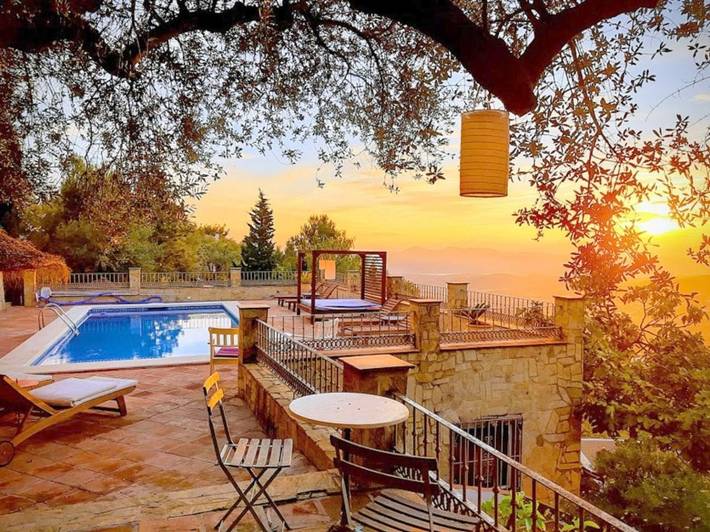 Chambre d’hôte pour 4 personnes, avec Balcon et Terrasse ainsi que Jardin et Piscine à Alcaucín