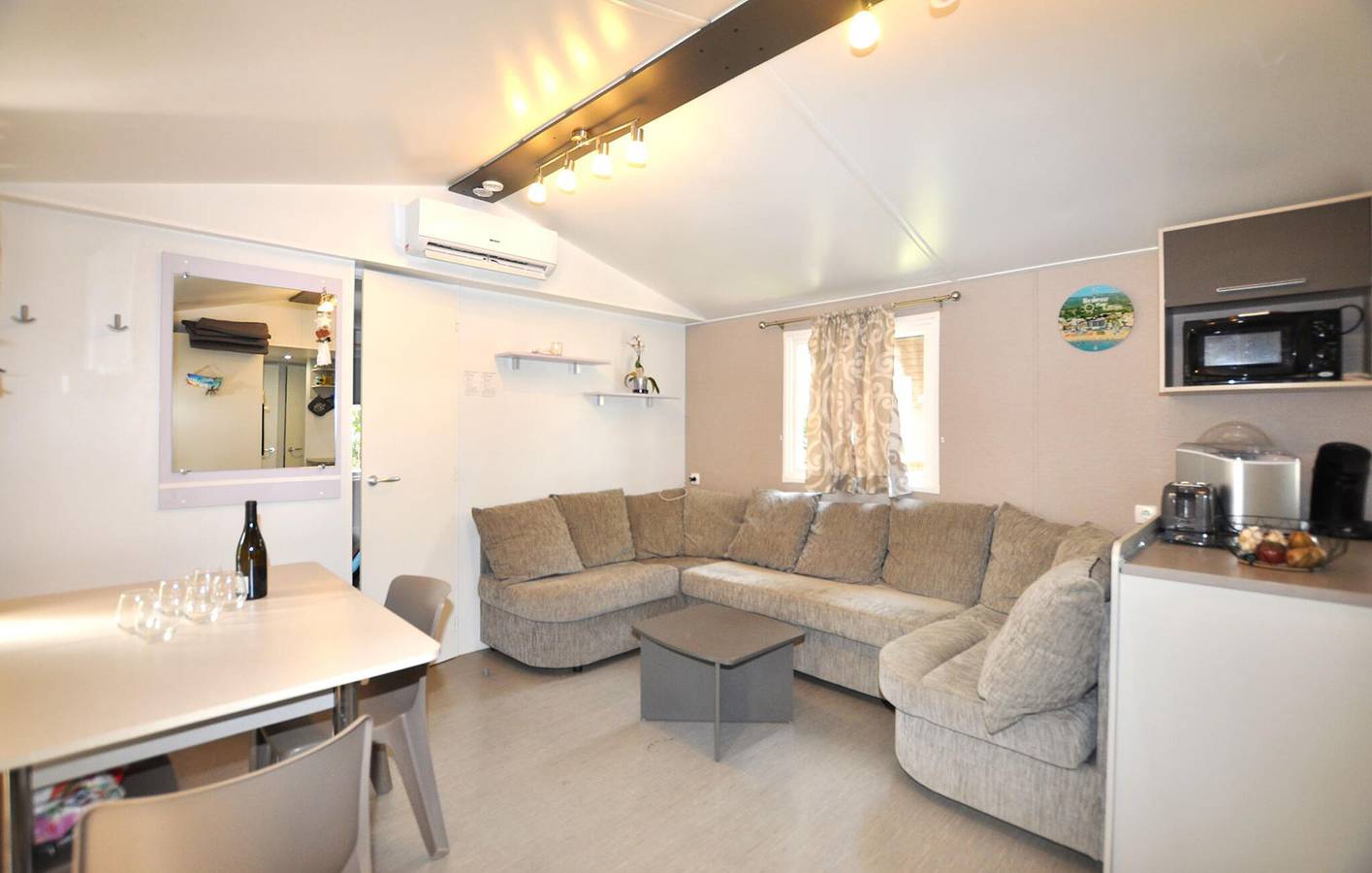 Mobil-home confortable avec piscine et climatisation, à 500 m de la plage in Narbonne Plage, Narbonne