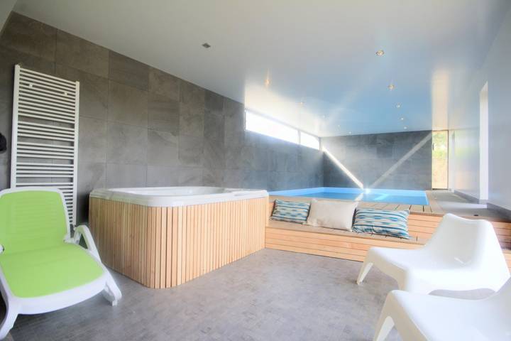 Gîte pour 12 personnes, avec Jacuzzi et Terrasse ainsi que Jardin et Piscine à Kervignac - 2