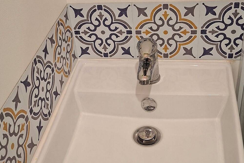 Appartement entier, Studio en rdc, parking privé, 5 min de l' autoroute et 200m du centre ville. in Bourg-lès-Valence, Région de Valence