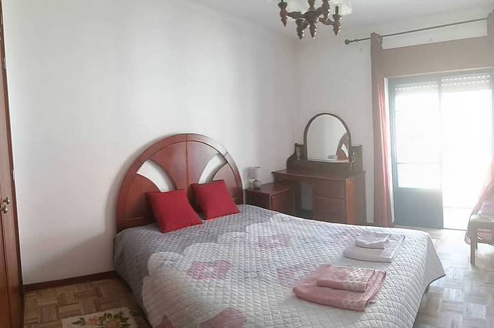 Appartement entier, Appartement 2 pièces 5 minutes de la plage avec vue sur la mer! in Praia da Nazaré, Leiria District