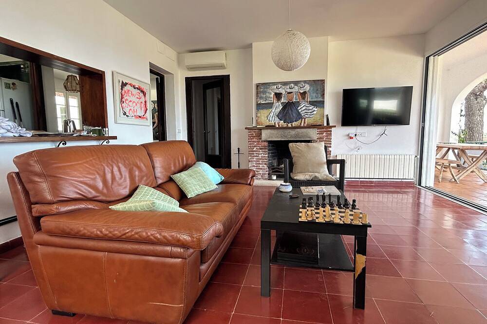 6-bedroom villa for up to 8/9 people in Cala en Porter, Municipio de Alaior