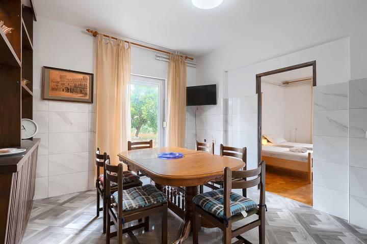 Ganze Wohnung, Appartement mit Waschmaschine, privater Parkplatz und große Terrasse samt Grillplatz in Banjole, Südküste Istrien