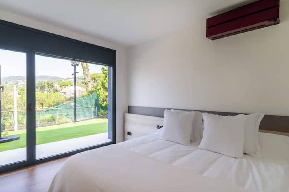 Villa in Barcelona with pool in Urbanizacion Montcabrer, Cabrils