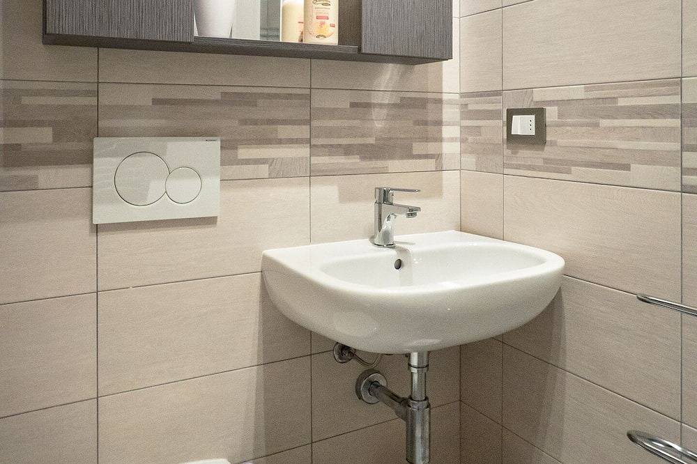 Apartamento entero, One Step Away From The Lake in Lecco, Alpes de Bérgamo Occidental