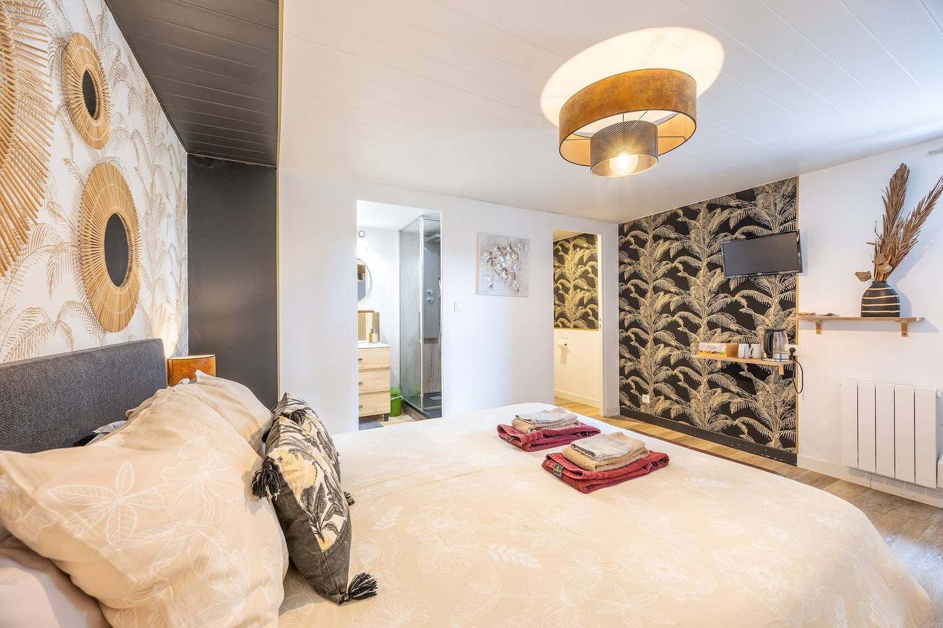 Chambre d'hôtes 'Chambre Camélia' avec jardin partagé et Wi-Fi in Sèvremont, Fontenay-le-Comte