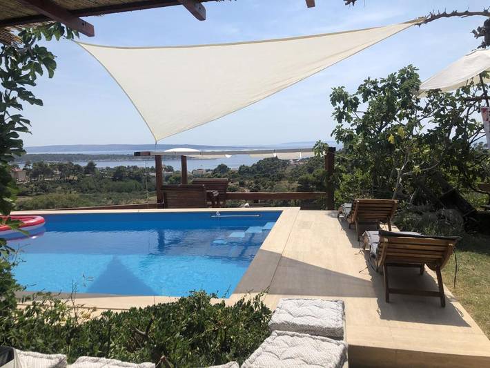 Villa für 8 Personen, mit Balkon und Terrasse sowie Garten und Pool in Banjol